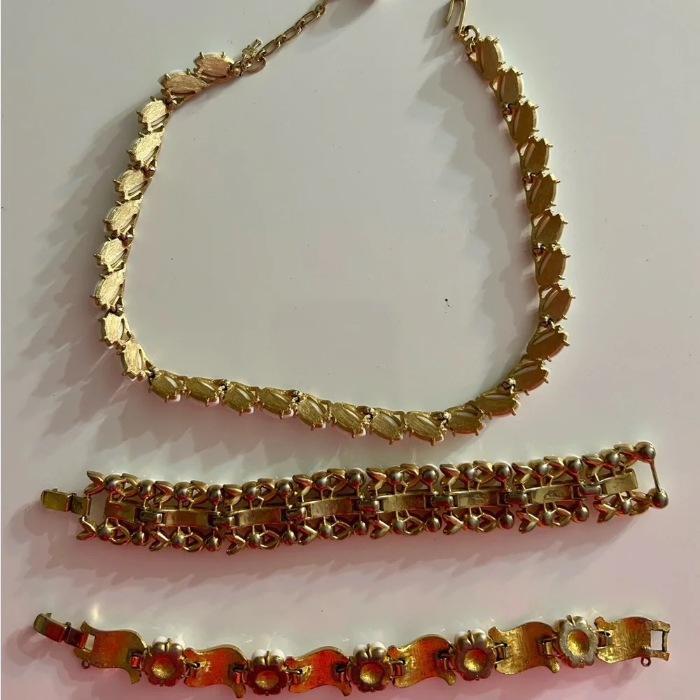 Gorgeous vintage Crown TRIFARI set necklace bracelets